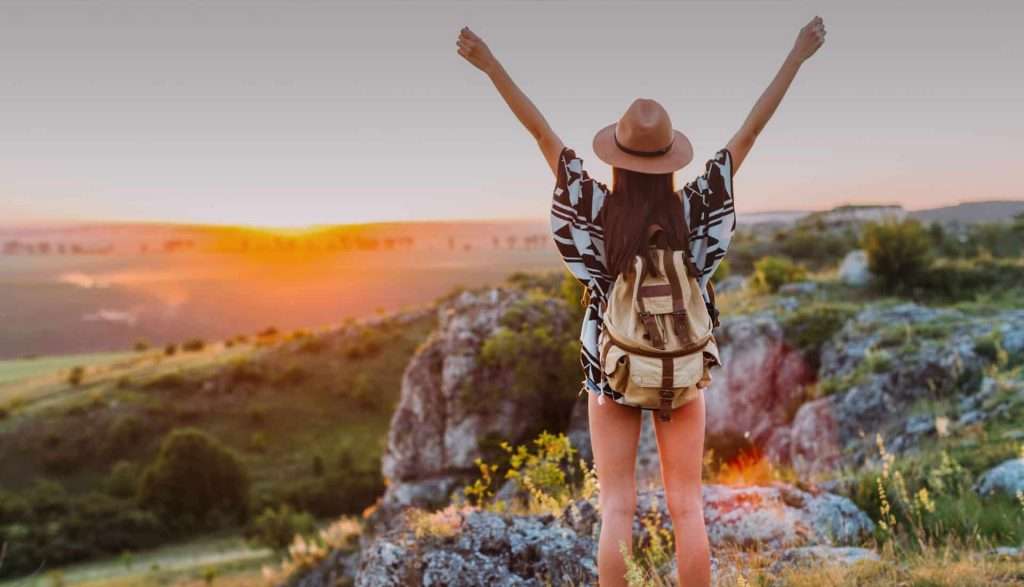 Frau freut sich endlich im Ausland zu leben